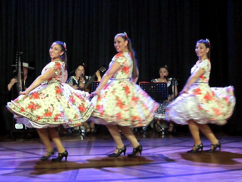 Pareja bailando cueca en Fiestas Patrias